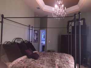 3 slaapkamers, een strijkplank/strijkijzer, wifi, beddengoed