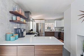 Réfrigérateur, four à micro-ondes, un four, surface de cuisson