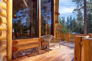 Terrace/patio - Pinetree Place by AvantStay | Group Cabin w/ Hot Tub | Minutes to the Lake (Big Bear Lake)