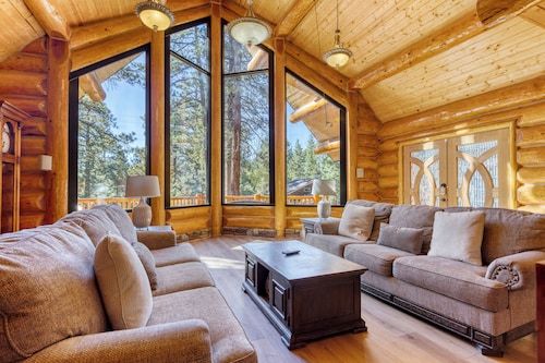 Pinetree Place by AvantStay | Group Cabin w/ Hot Tub | Minutes to the Lake