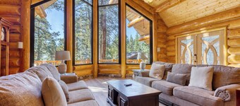 Pinetree Place by AvantStay | Group Cabin w/ Hot Tub | Minutes to the Lake