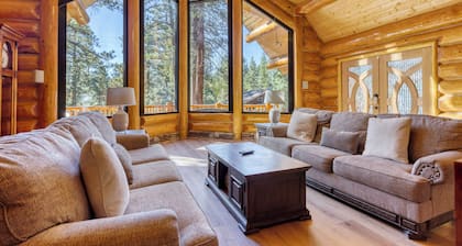 Pinetree Place by AvantStay | Group Cabin w/ Hot Tub | Minutes to the Lake