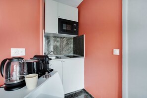 Kjøleskap, mikrobølgeovn, kokeplater og kaffetrakter/tekoker