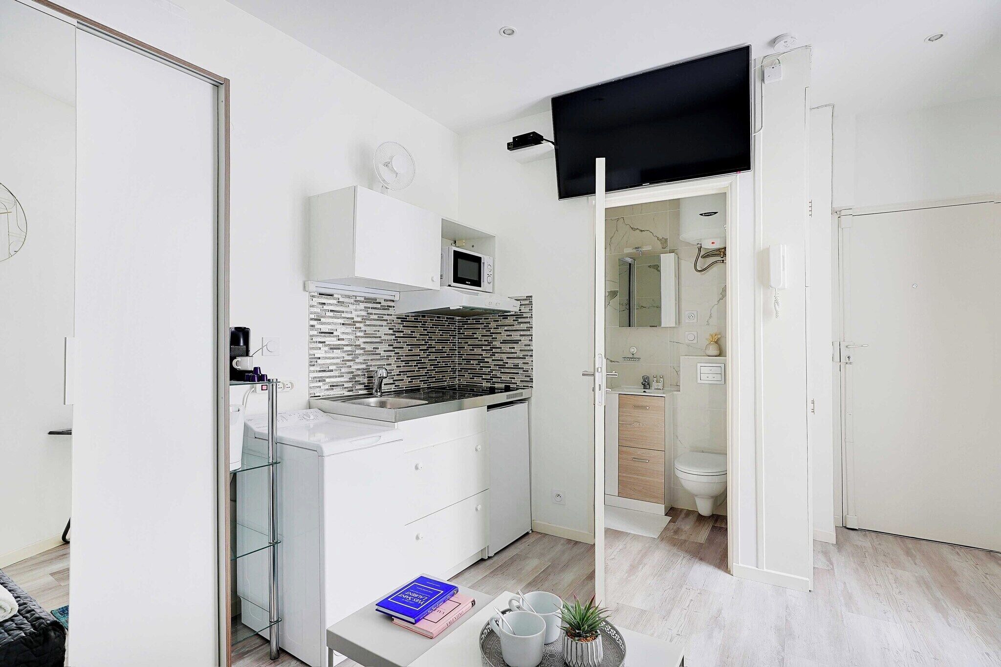 Refrigerador, microondas, parrilla de estufa y tetera eléctrica 