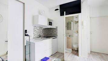 Réfrigérateur, micro-ondes, plaque de cuisson, bouilloire électrique