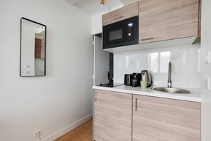 Fridge, microwave, stovetop, coffee/tea maker