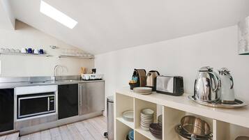 Frigorifero, microonde, piano cottura, macchina per tè/caffè