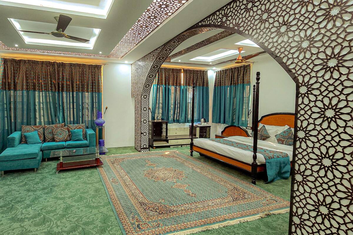 Superior Room, City View | Meja, ruang kerja komputer riba, seterika/papan seterika, Wi-fi percuma