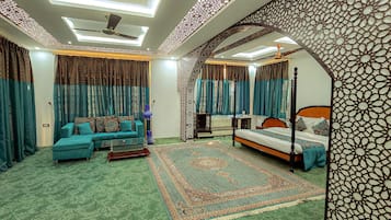 Superior Room, City View | Desk, laptop workspace, iron/ironing board, free WiFi