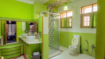 Superior Room, City View | Bathroom | Slippers, towels, soap, shampoo