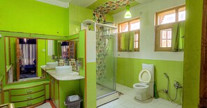 Quarto superior, vista para a cidade | Banheiro | Chinelos, toalhas de banho, sabonete, shampoo