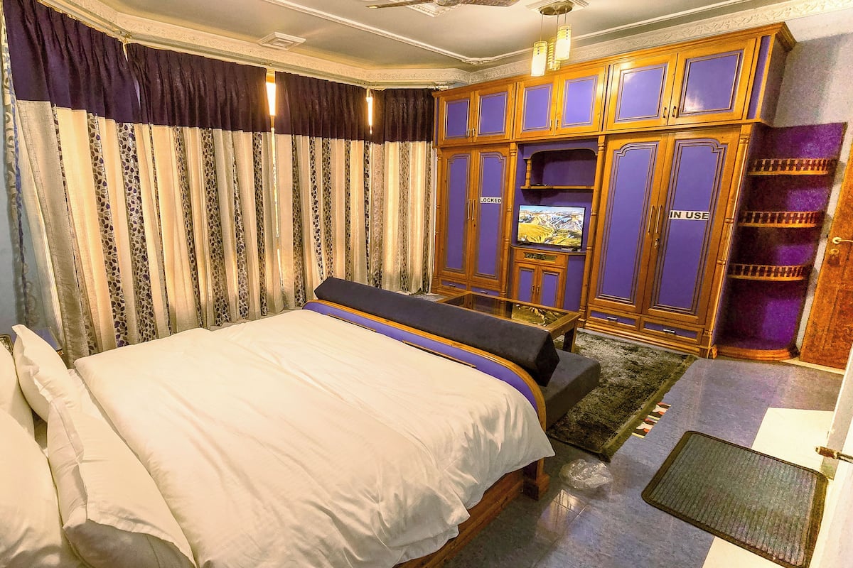 Deluxe Room, Private Bathroom, City View | Meja, ruang kerja komputer riba, seterika/papan seterika, Wi-fi percuma