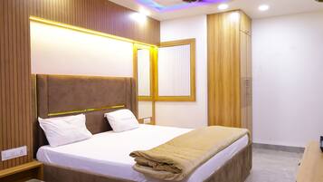 Deluxe Suite | Premium bedding, pillowtop beds, soundproofing, free WiFi