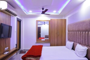 Deluxe Suite | Premium bedding, pillowtop beds, soundproofing, free WiFi