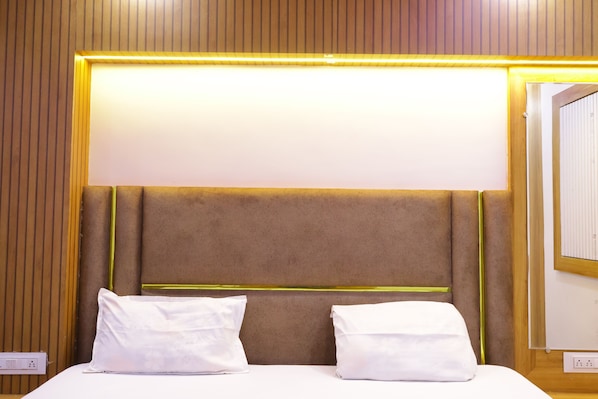 Deluxe Suite | Premium bedding, pillowtop beds, soundproofing, free WiFi
