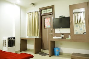 Premium bedding, pillow-top beds, soundproofing, free WiFi - Hotel Neelkanth (Bhopal)