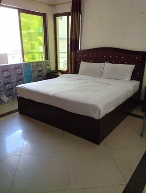 Habitación Deluxe doble | Sistema de insonorización, tabla de planchar con plancha, wifi gratis