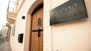 A building with a sign that reads "Narcisa FARMHOUSE". - Narcisa - Luxury House w/ Pool, Cinema & Hot Tub (Ix-XagÄ§ra)