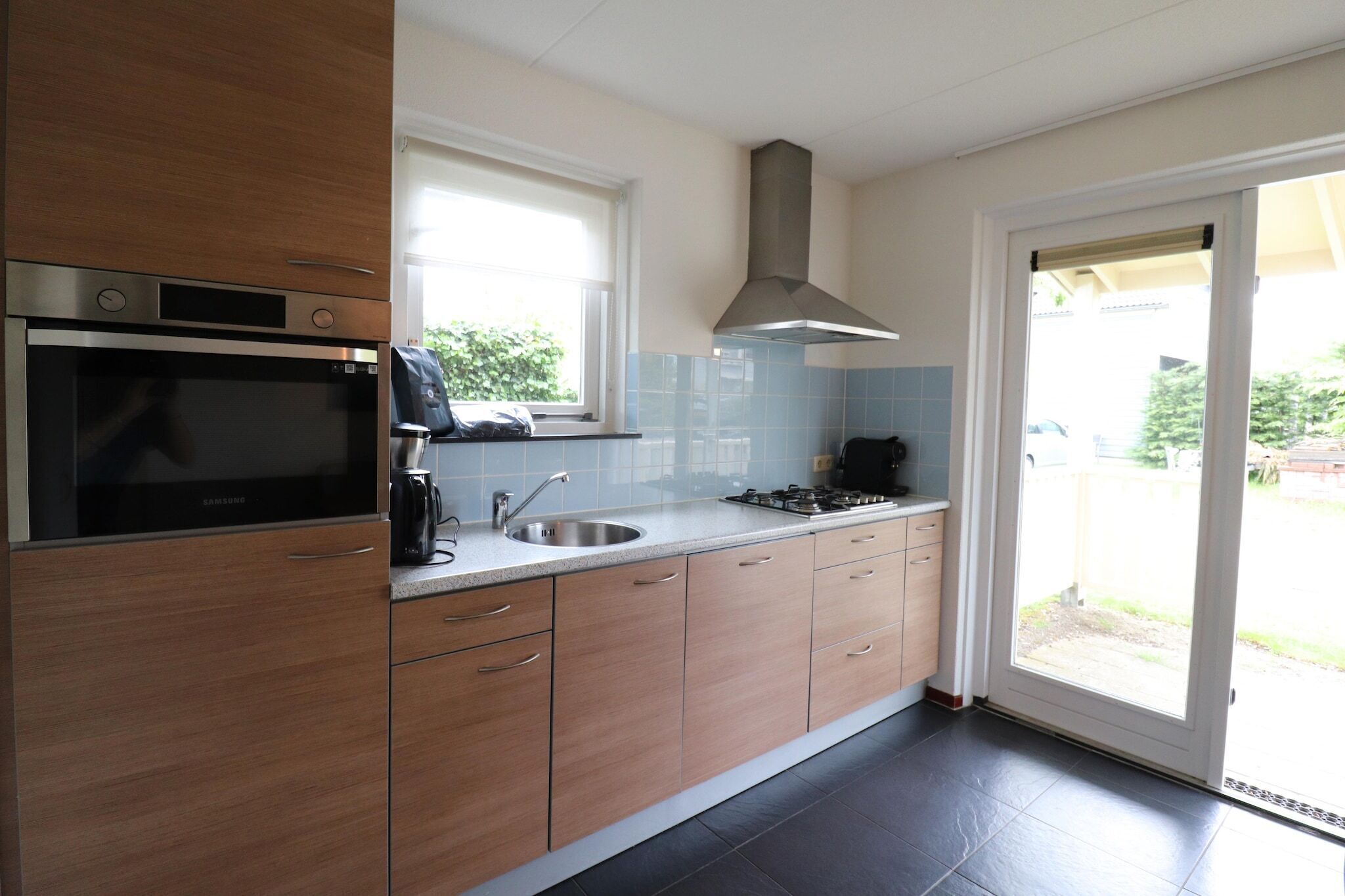 Réfrigérateur, micro-ondes, plaque de cuisson, lave-vaisselle