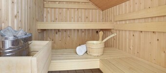 Bungalow by Water with Sauna in South Holland