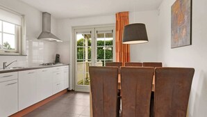 Unclassified image, 2 of 37, button - Bungalow in Zuytland by Water and Nature (Simonshaven)