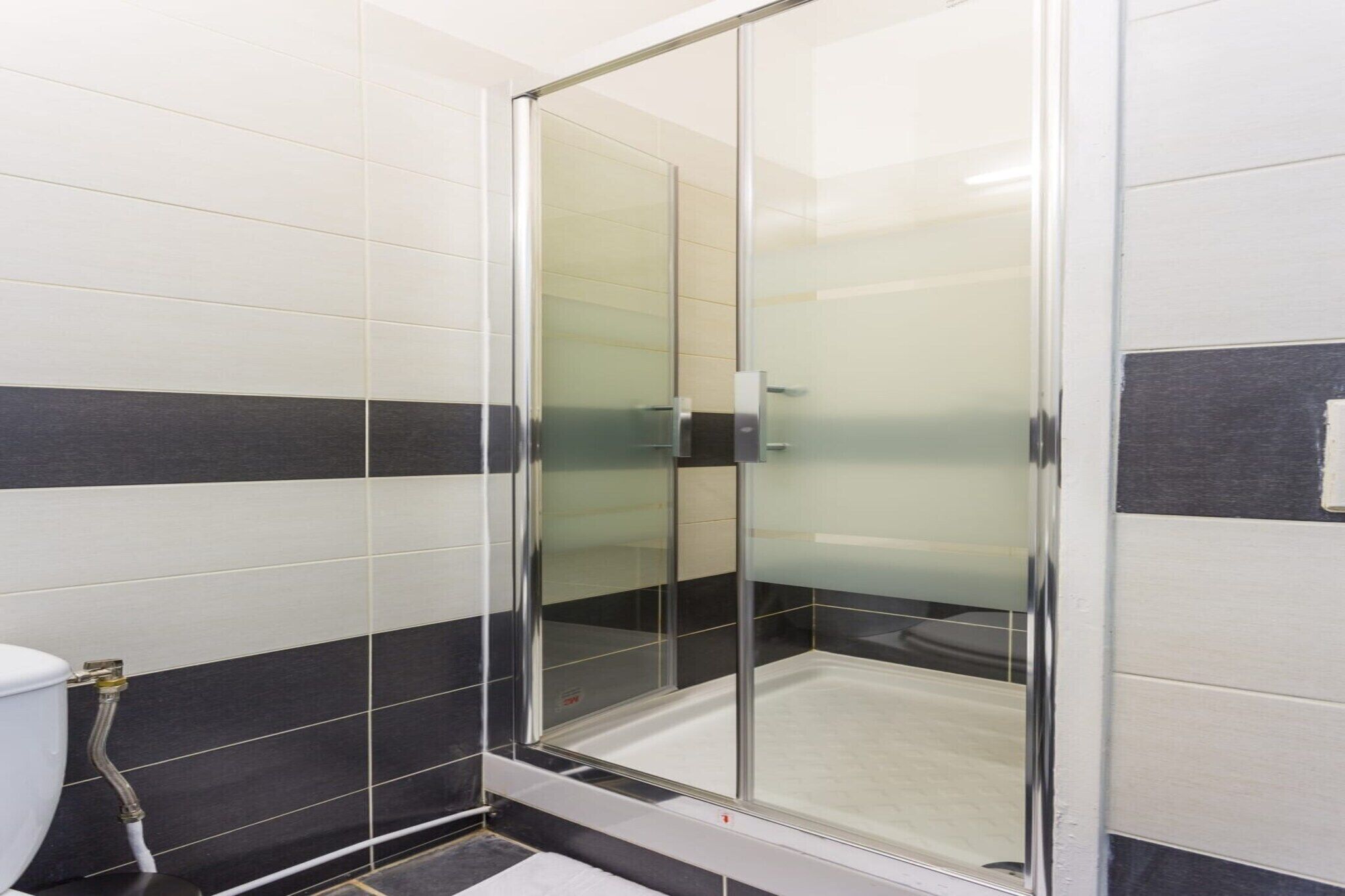 Shower, hair dryer, towels, shampoo