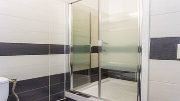 Shower, hair dryer, towels, shampoo