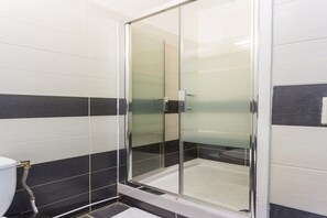 Douche, sèche-cheveux, serviettes fournies, shampoing