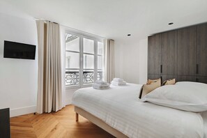 4 bedrooms, desk, iron/ironing board, travel crib