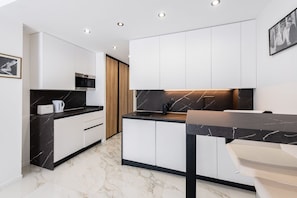 Kühlschrank, Mikrowelle, Herdplatte, Wasserkocher mit Kaffee-/Teezubehör