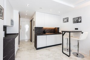 Kühlschrank, Mikrowelle, Herdplatte, Wasserkocher mit Kaffee-/Teezubehör