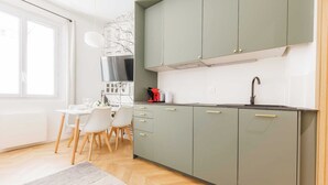 Kaffetrakter/tekoker, kjøleskap, mikrobølgeovn og kokeplater