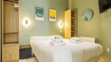 1 habitación, escritorio, tabla de planchar con plancha y wifi