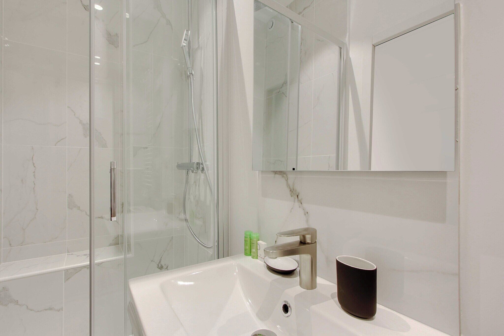 Douche, articles de toilette gratuits, sèche-cheveux