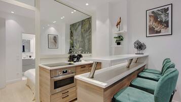 Jääkaappi, mikroaaltouuni, liesi, kahvin-/teenkeitin