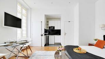 Een bureau, een strijkplank/strijkijzer, gratis wifi