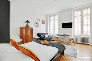Desk, iron/ironing board, free WiFi - Charming studio - 3P - Le Marais (Paris)