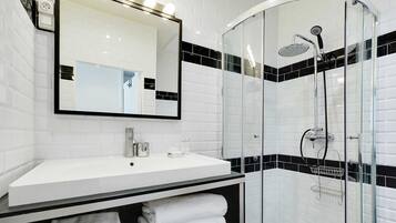 Douche, sĂšche-cheveux, serviettes fournies