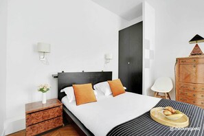 Desk, iron/ironing board, free WiFi - Charming studio - 3P - Le Marais (Paris)