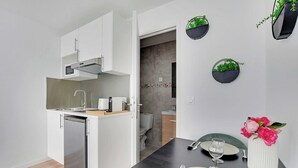 Kaffetrakter/tekoker, kjøleskap, mikrobølgeovn og kokeplater