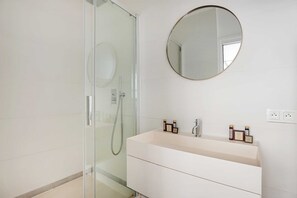 Dusche, Haartrockner, Handtücher