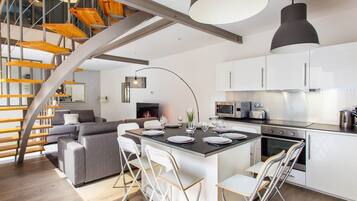 Réfrigérateur, micro-ondes, four, plaque de cuisson