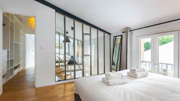 2 chambres, bureau, fer et planche Ă repasser, lit parapluie