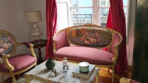 A room with a sofa, two armchairs, a table with a vase, and a lamp. - Room in Apartment - Beautiful and Large Room in The City Centre (Valladolid)