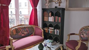 A room with a sofa, two chairs, a bookshelf, and a table. - Room in Apartment - Beautiful and Large Room in The City Centre (Valladolid)