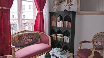 Dormitori compartit, 1 dormitori, balcó, vistes a la ciutat | Sala d'estar | Llibres