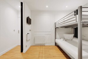 1 habitación, tabla de planchar con plancha, wifi y ropa de cama