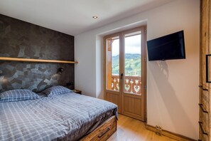 2 bedrooms, desk, free WiFi, bed sheets