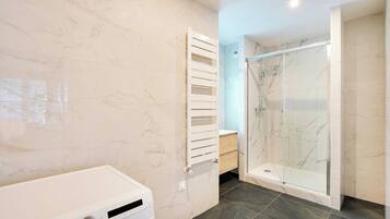 Shower, hair dryer, towels