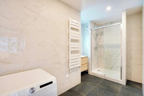 Shower, hair dryer, towels